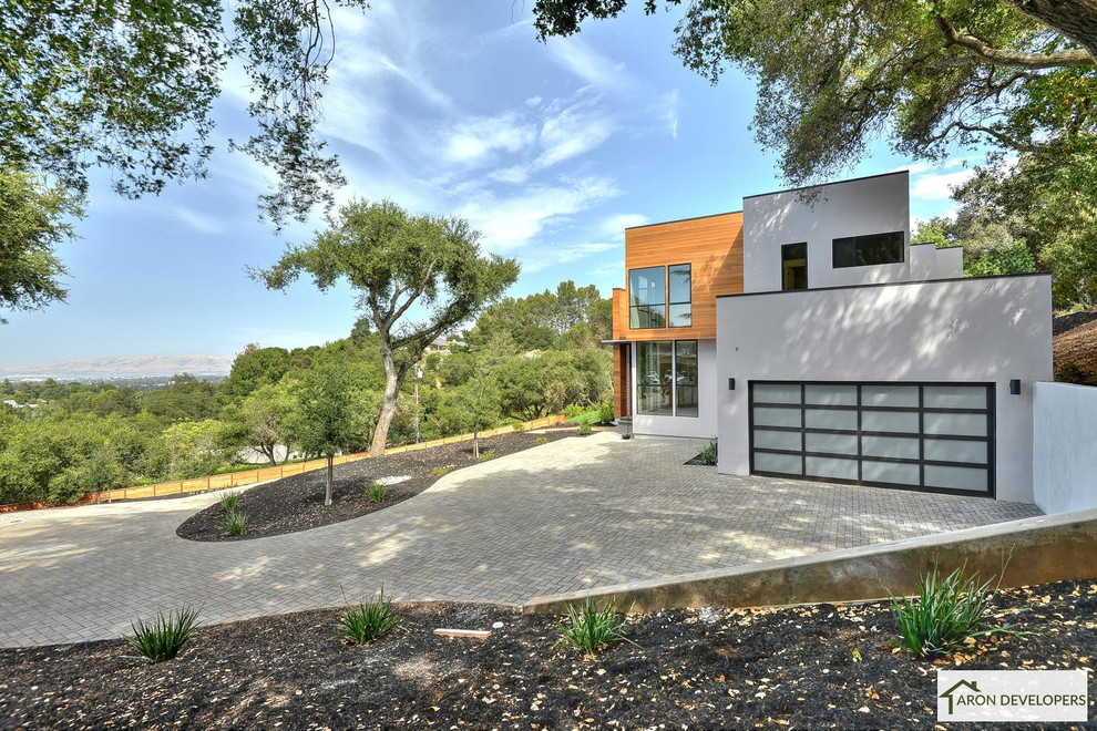 На фото: двухэтажный, серый, деревянный частный загородный дом в стиле модернизм с плоской крышей