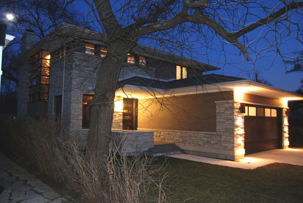 Inspiration pour une façade de maison beige design de taille moyenne et à un étage avec un revêtement mixte et un toit à deux pans.