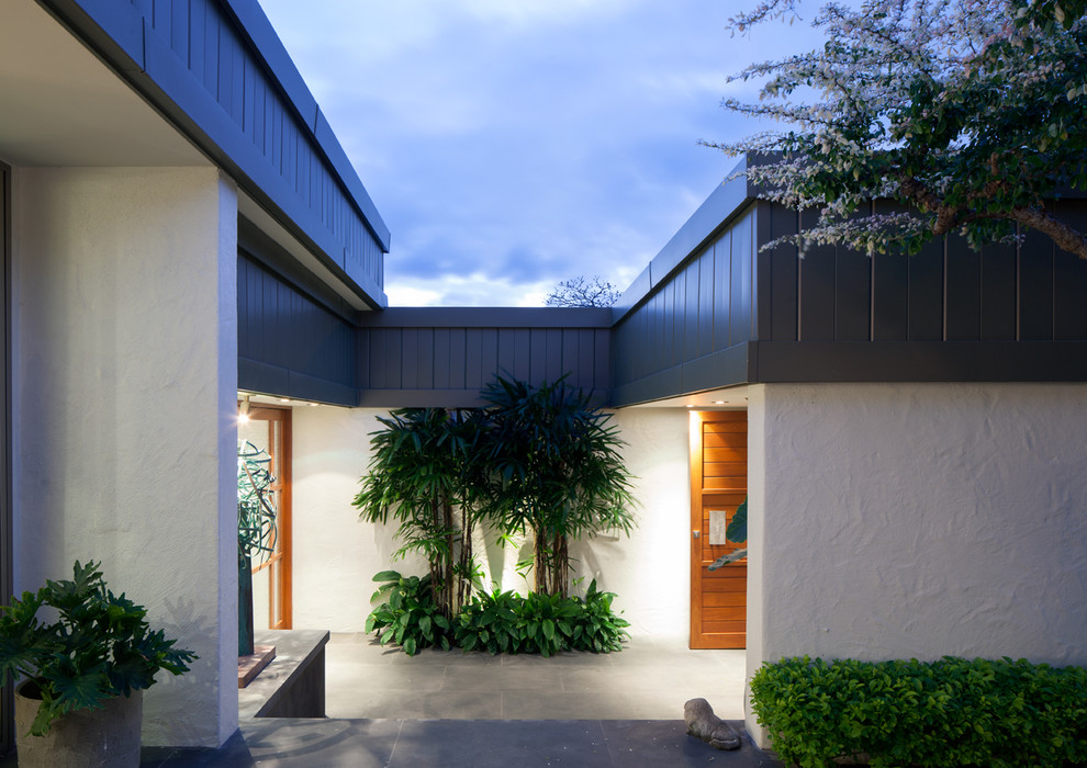Inspiration for a modern one-story exterior home remodel in Hawaii
