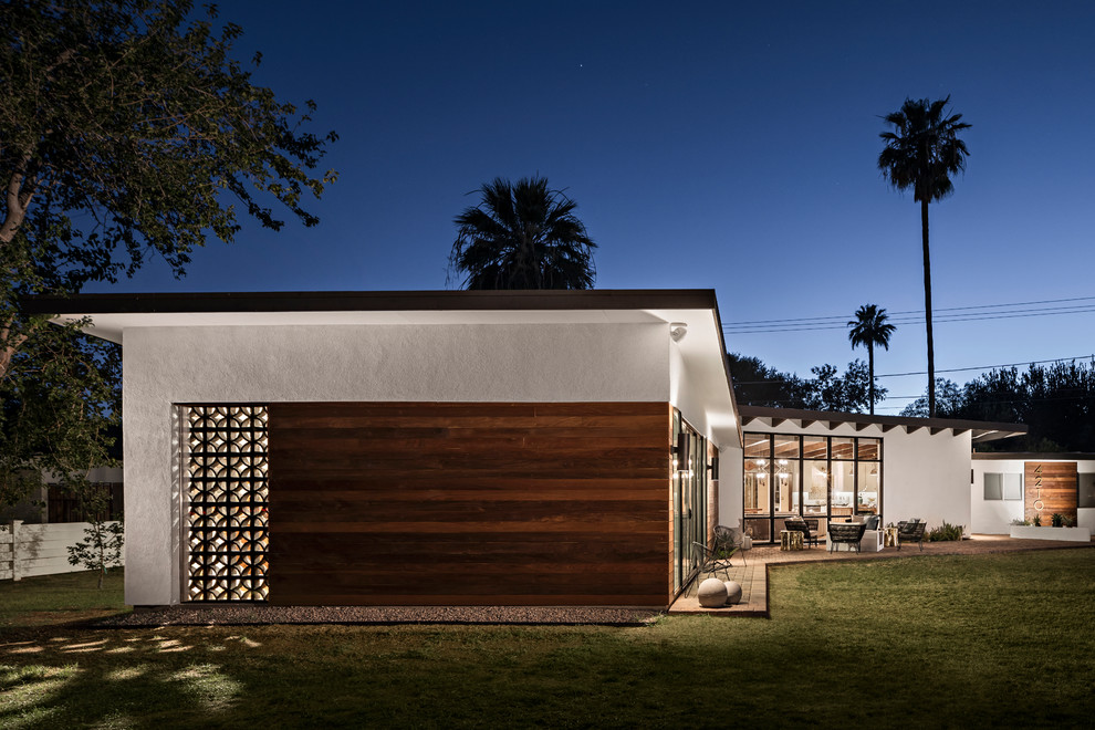 Inspiration for a midcentury bungalow detached house in Phoenix with a lean-to roof.