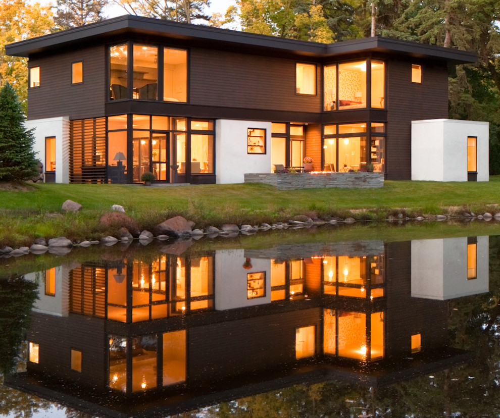 Kleines, Zweistöckiges Mid-Century Haus mit brauner Fassadenfarbe und Flachdach in Minneapolis