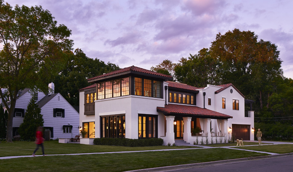 Zweistöckiges Mediterranes Haus mit Putzfassade und weißer Fassadenfarbe in Minneapolis