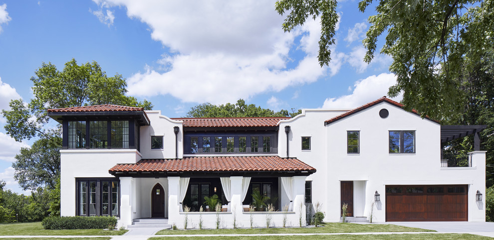 На фото: двухэтажный, белый дом в средиземноморском стиле с облицовкой из цементной штукатурки с