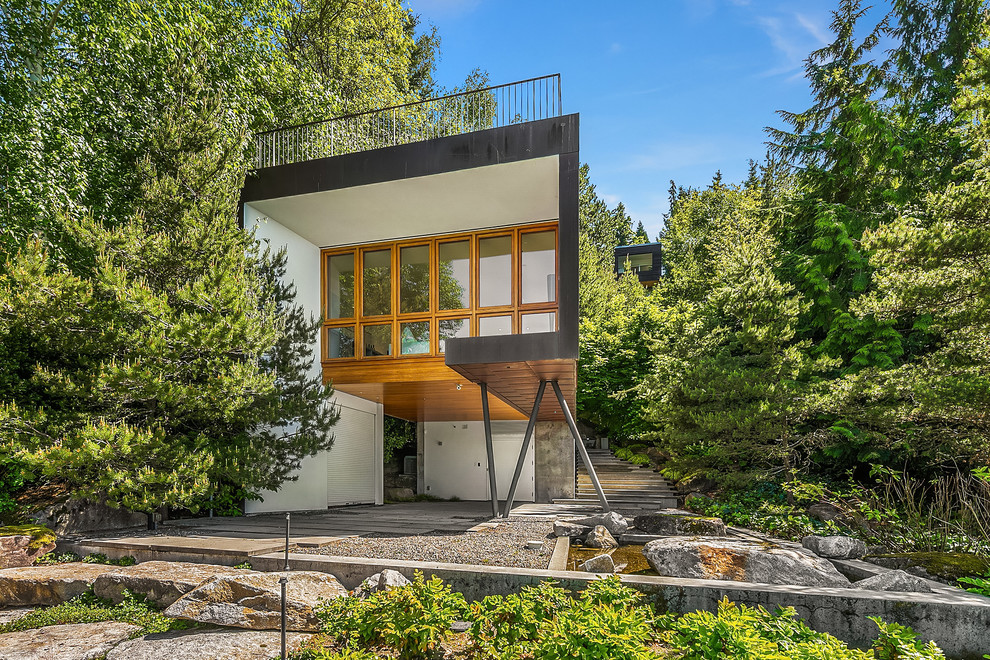 Maritimes Einfamilienhaus mit Mix-Fassade, bunter Fassadenfarbe und Flachdach in Seattle