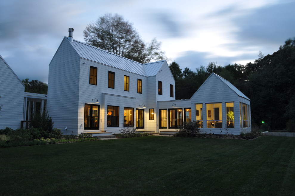 Ispirazione per la villa grande bianca country a due piani con rivestimento in legno, tetto a capanna e copertura in metallo o lamiera