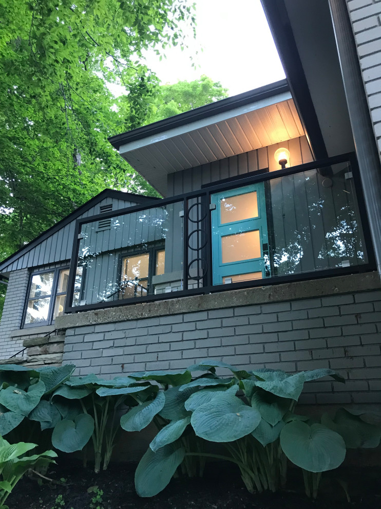 Свежая идея для дизайна: двухэтажный, стеклянный, серый частный загородный дом среднего размера в стиле модернизм - отличное фото интерьера