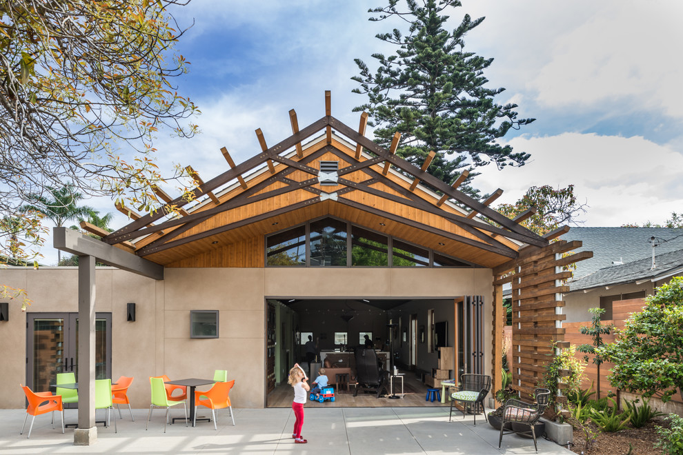 Einstöckiges Modernes Haus mit beiger Fassadenfarbe und Satteldach in San Diego