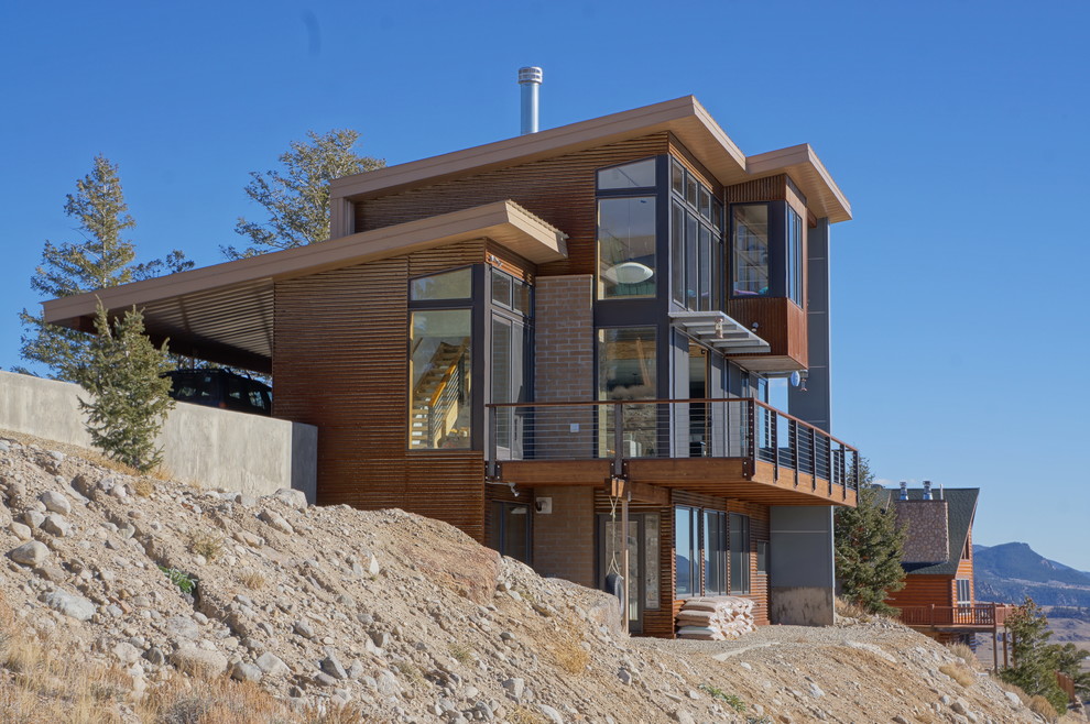 Идея дизайна: маленький, трехэтажный дом в стиле модернизм с облицовкой из металла и односкатной крышей для на участке и в саду