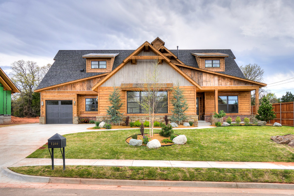 Mittelgroßes, Zweistöckiges Rustikales Einfamilienhaus mit Mix-Fassade, brauner Fassadenfarbe, Satteldach und Schindeldach in Oklahoma City
