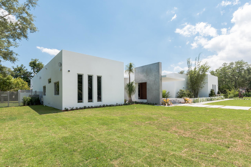 Источник вдохновения для домашнего уюта: большой, одноэтажный, белый частный загородный дом в стиле модернизм с облицовкой из бетона и плоской крышей