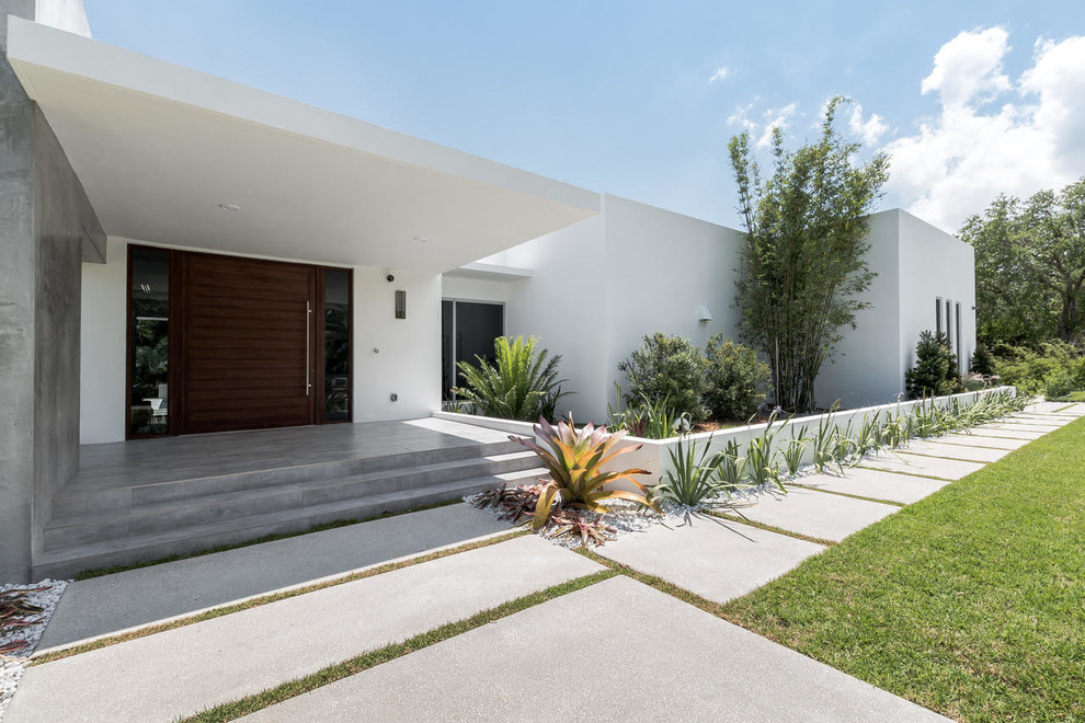Стильный дизайн: большой, одноэтажный, белый частный загородный дом в стиле модернизм с облицовкой из бетона и плоской крышей - последний тренд