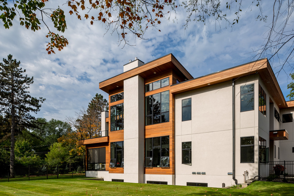 Geräumiges, Dreistöckiges Modernes Haus mit Mix-Fassade, weißer Fassadenfarbe und Flachdach in Minneapolis