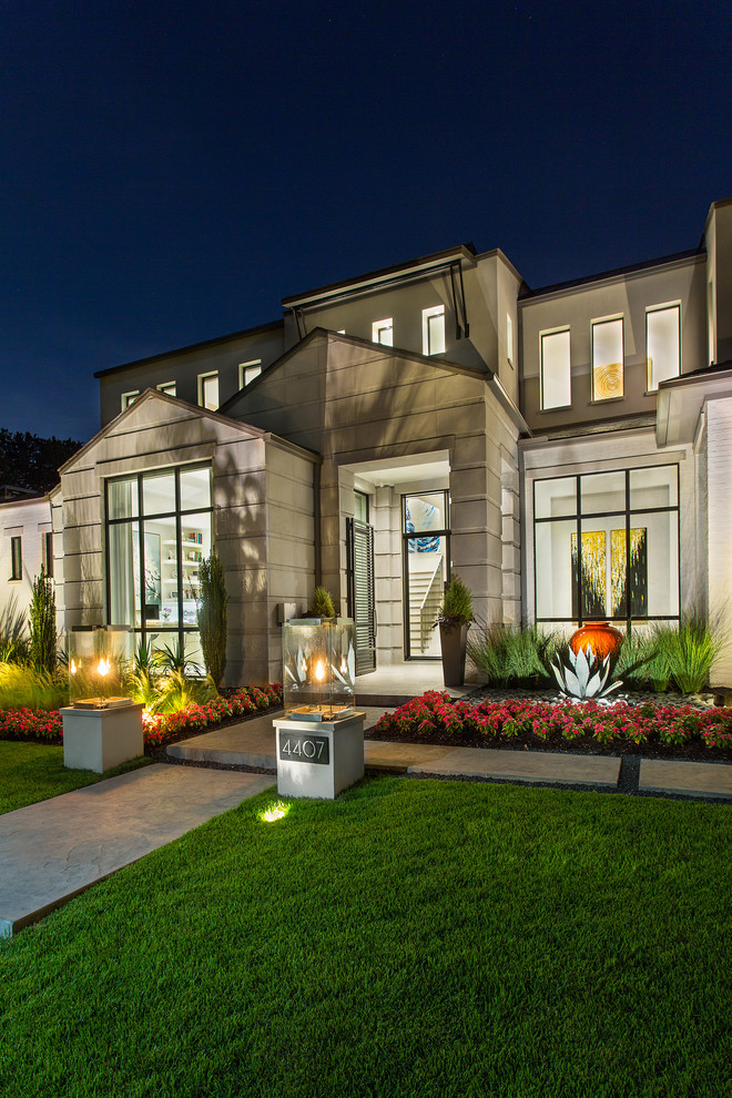 Modelo de fachada de casa blanca moderna de tamaño medio de dos plantas con revestimientos combinados y tejado de metal
