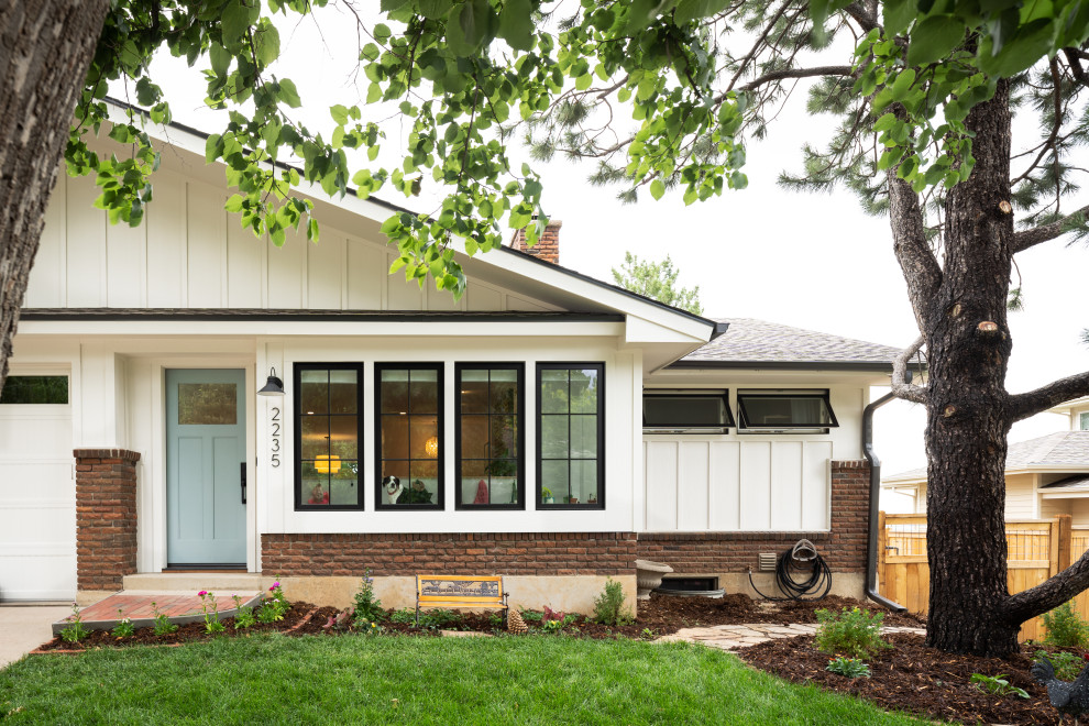 Landhausstil Holzfassade Haus mit weißer Fassadenfarbe und Schindeldach in Denver