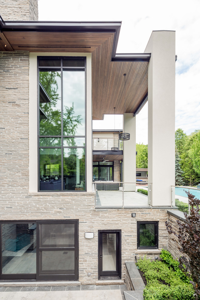 Foto de fachada marrón contemporánea grande de dos plantas con revestimiento de madera