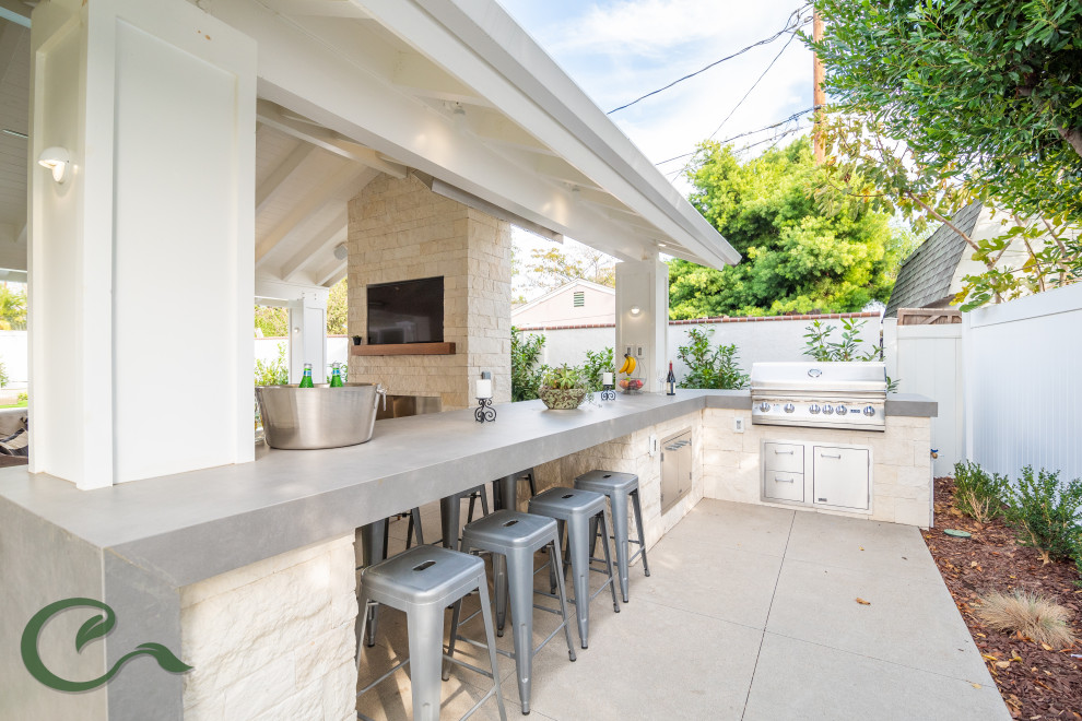 Immagine di un patio o portico minimal di medie dimensioni e dietro casa con lastre di cemento e un tetto a sbalzo