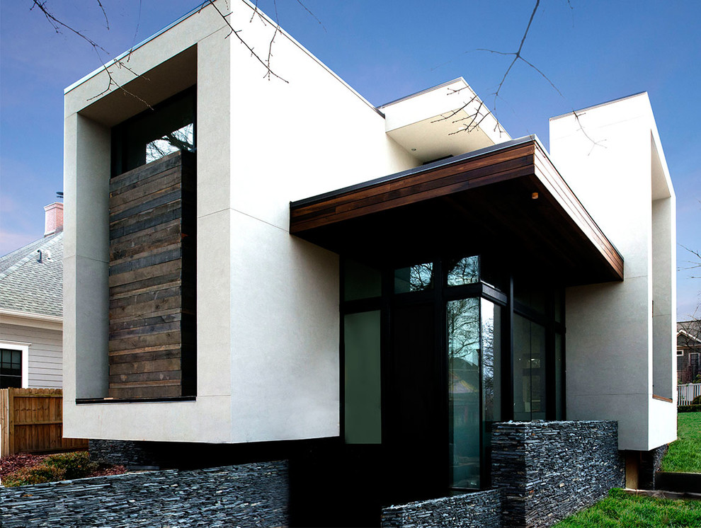 Ejemplo de fachada blanca minimalista grande de tres plantas con revestimientos combinados y tejado plano