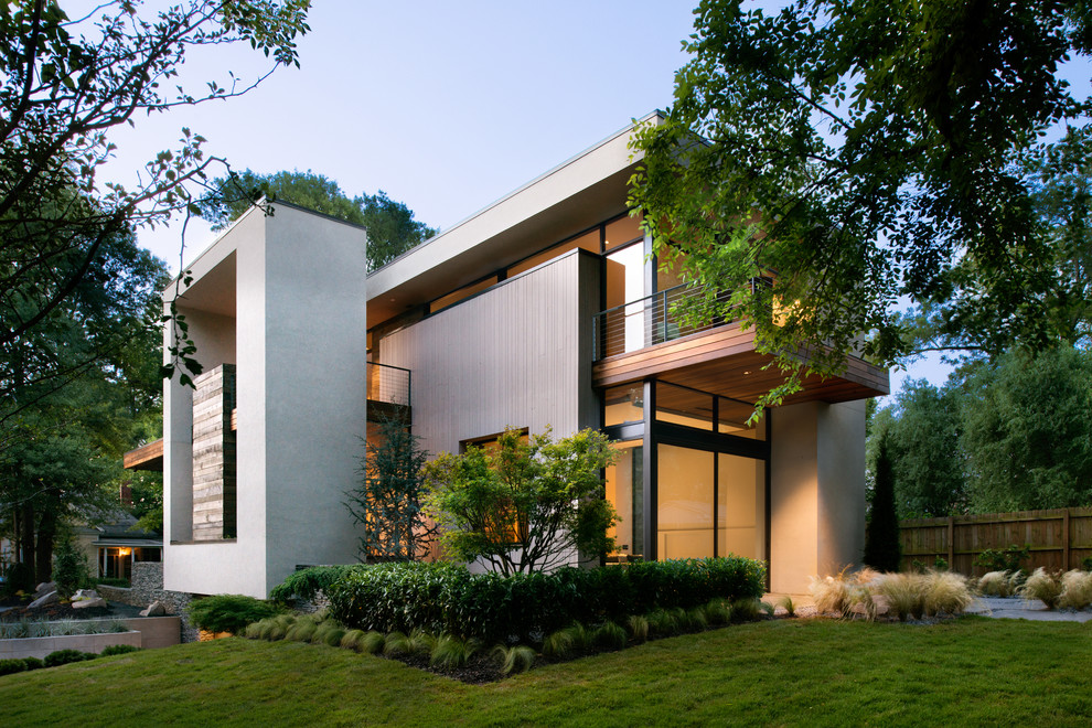 Immagine della facciata di una casa grande bianca moderna a tre piani con rivestimenti misti e tetto piano