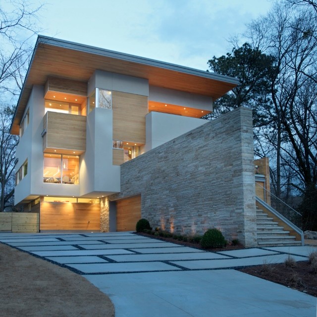 Idee per la facciata di una casa grande bianca moderna a tre piani con rivestimenti misti e tetto piano