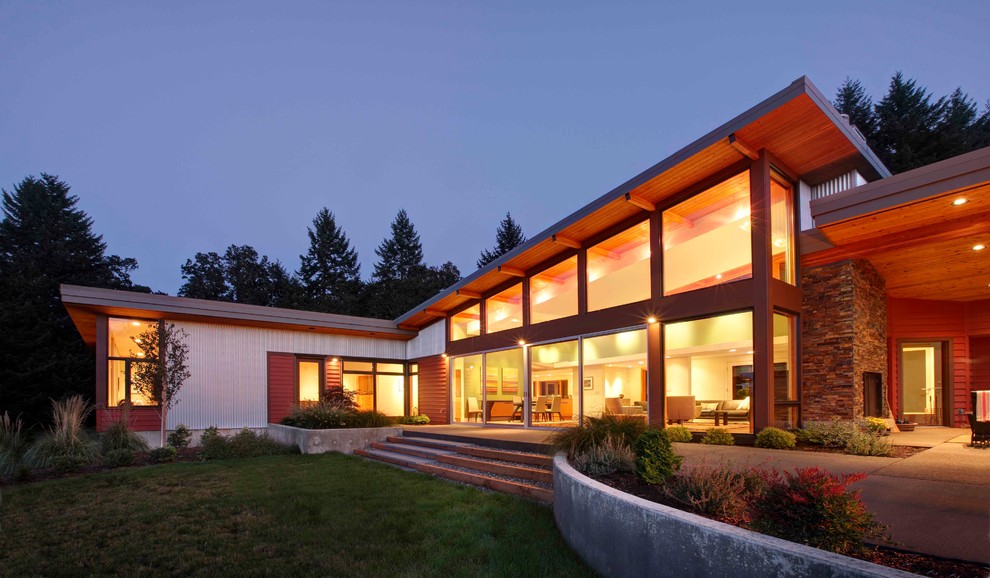Пример оригинального дизайна: красный дом в стиле модернизм с облицовкой из металла