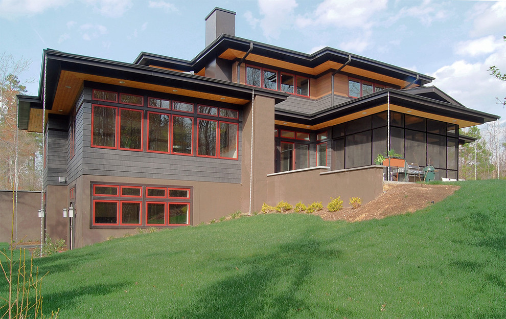 Imagen de fachada de casa multicolor de estilo americano grande de dos plantas con revestimiento de madera, tejado a cuatro aguas y tejado de teja de madera