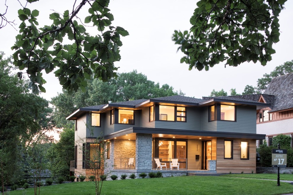 Источник вдохновения для домашнего уюта: огромный, двухэтажный, серый частный загородный дом в стиле модернизм с комбинированной облицовкой, вальмовой крышей и крышей из смешанных материалов