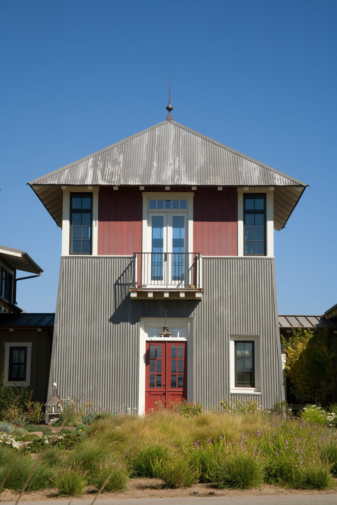 Foto della facciata di una casa rossa country a due piani di medie dimensioni