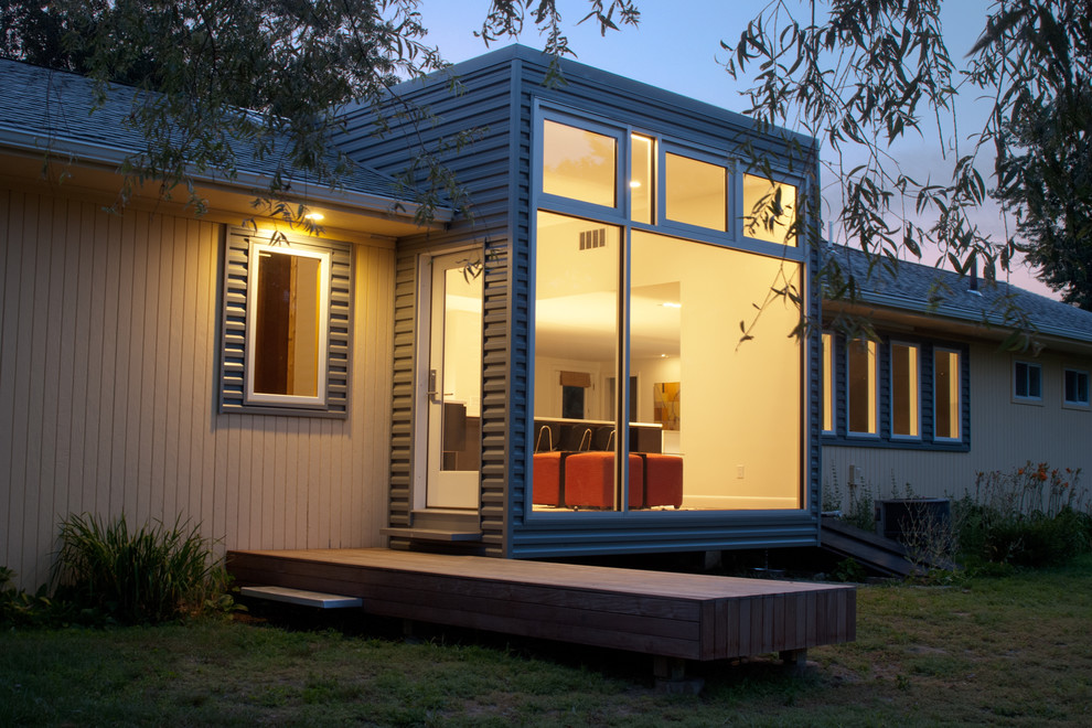 Пример оригинального дизайна: одноэтажный, бежевый дом в современном стиле с облицовкой из металла и двускатной крышей