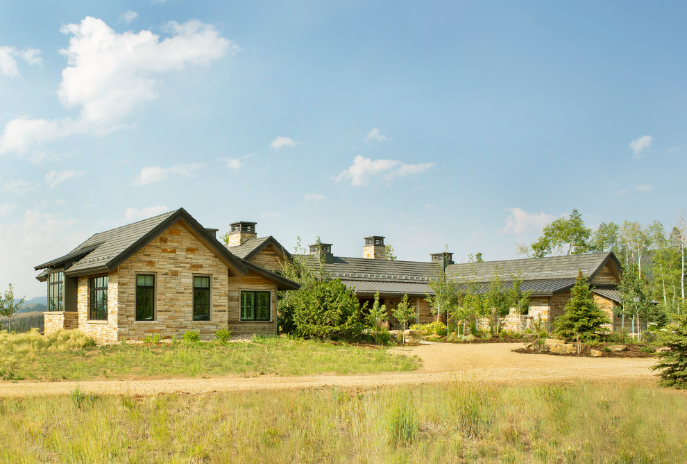 На фото: одноэтажный, деревянный, коричневый частный загородный дом среднего размера в современном стиле с односкатной крышей и крышей из смешанных материалов с