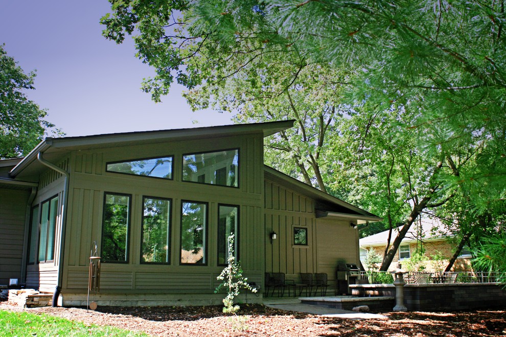 Источник вдохновения для домашнего уюта: одноэтажный, бежевый дом в современном стиле с облицовкой из винила и вальмовой крышей