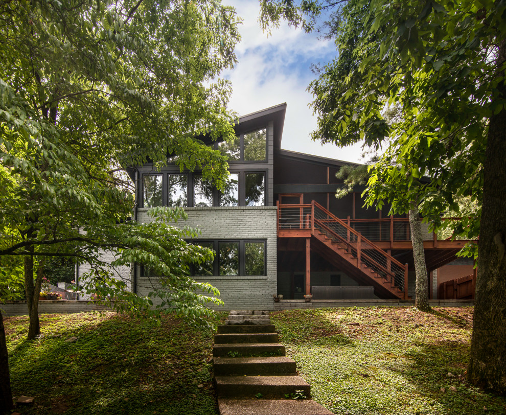Zweistöckiges Modernes Einfamilienhaus mit grauer Fassadenfarbe, Pultdach und Misch-Dachdeckung in Nashville