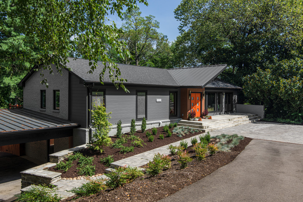 Imagen de fachada de casa gris minimalista de dos plantas con tejado de un solo tendido y tejado de varios materiales