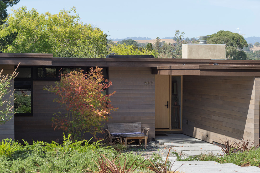 Photo of a large and brown contemporary bungalow house exterior in San Francisco with wood cladding and a flat roof.