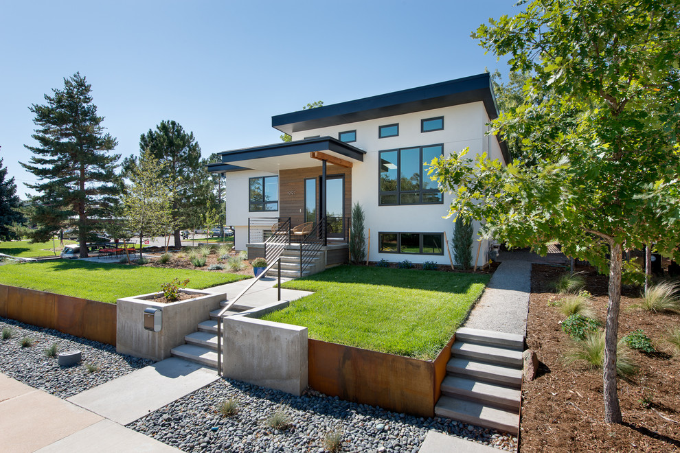 Modernes Einfamilienhaus mit Putzfassade, weißer Fassadenfarbe und Flachdach in Denver