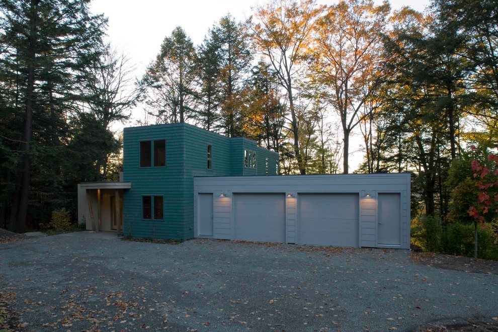 Mittelgroße Moderne Holzfassade Haus mit Flachdach in Burlington
