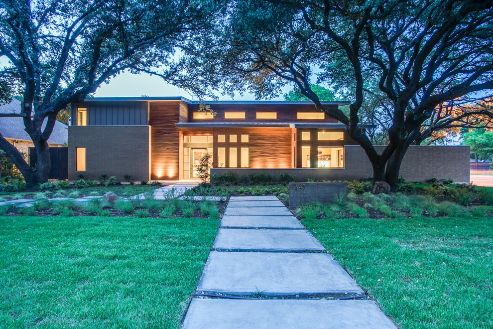 Großes, Zweistöckiges Modernes Haus mit Mix-Fassade und grauer Fassadenfarbe in Dallas