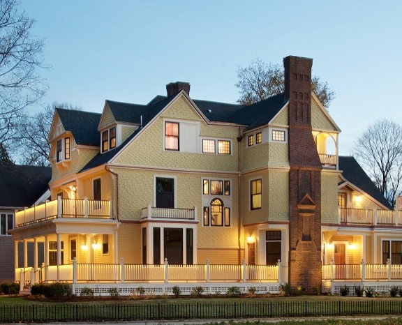 Exemple d'une grande façade de maison jaune victorienne en bois à deux étages et plus avec un toit à deux pans et un toit en shingle.