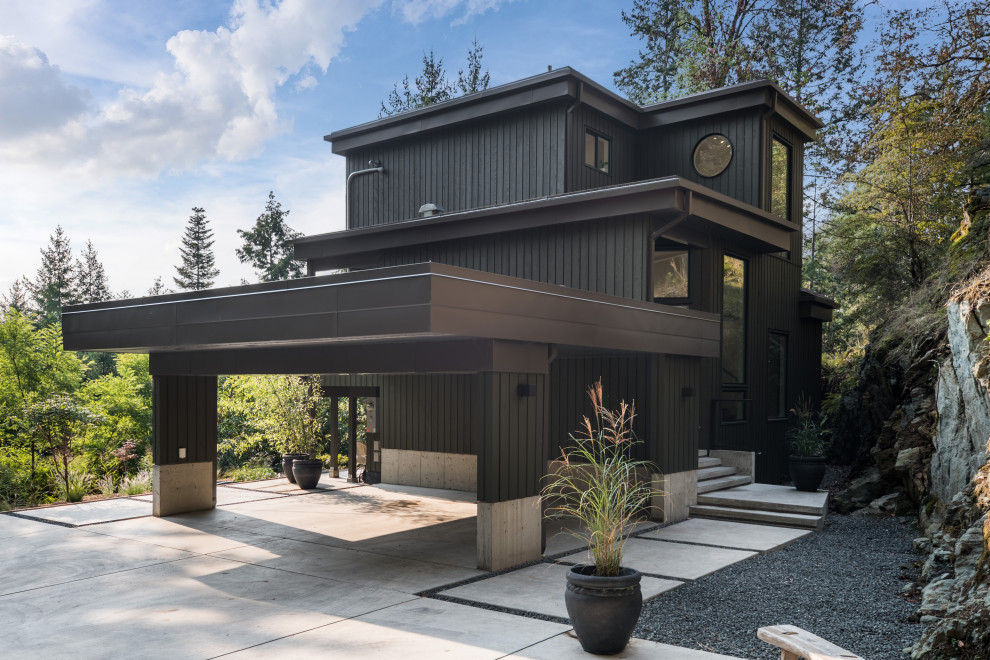 Ispirazione per la villa verde moderna a tre piani di medie dimensioni con rivestimento in legno, tetto piano, copertura in tegole e tetto rosso