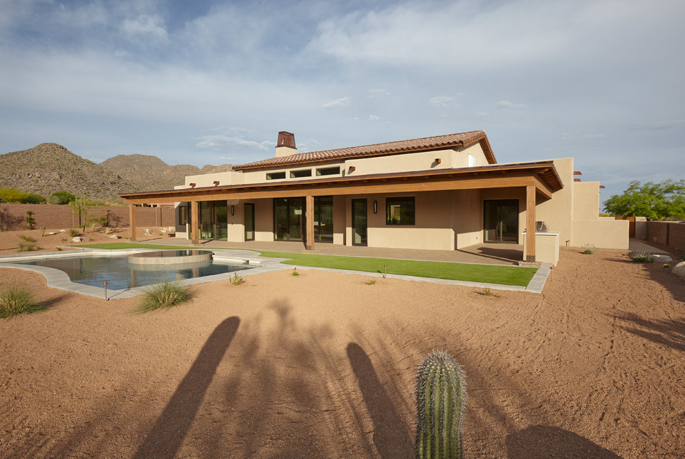 Modelo de fachada de casa beige de tamaño medio de una planta con revestimiento de estuco, tejado a dos aguas y tejado de varios materiales