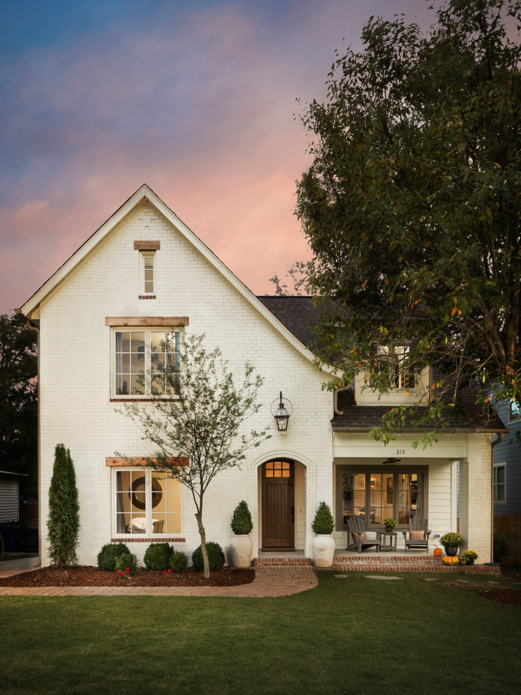Свежая идея для дизайна: двухэтажный, кирпичный, белый дом среднего размера в классическом стиле - отличное фото интерьера