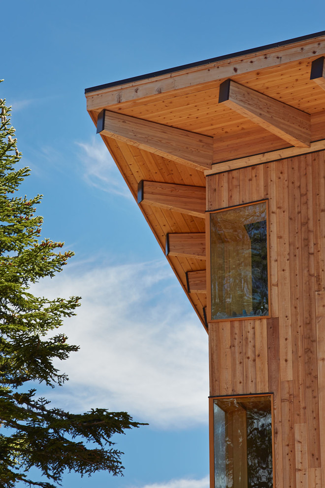 Идея дизайна: трехэтажный, деревянный, огромный дом в стиле рустика