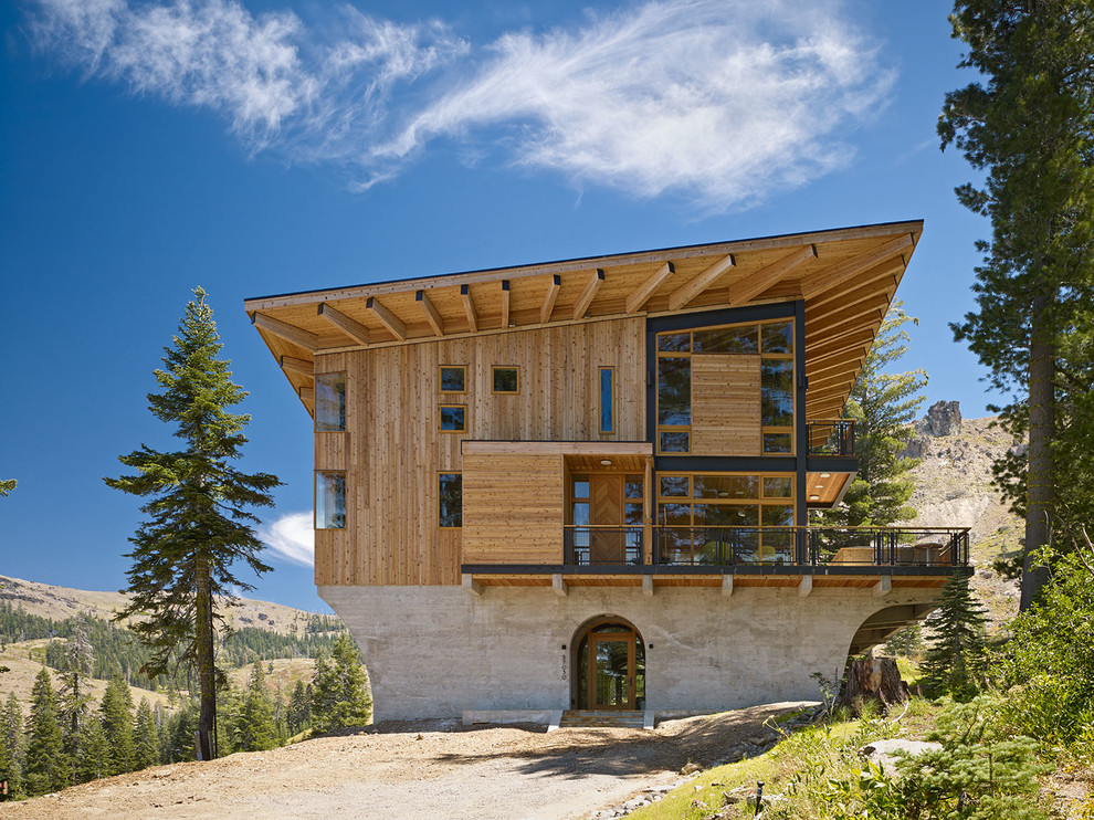Идея дизайна: трехэтажный, деревянный, огромный дом в стиле рустика с односкатной крышей