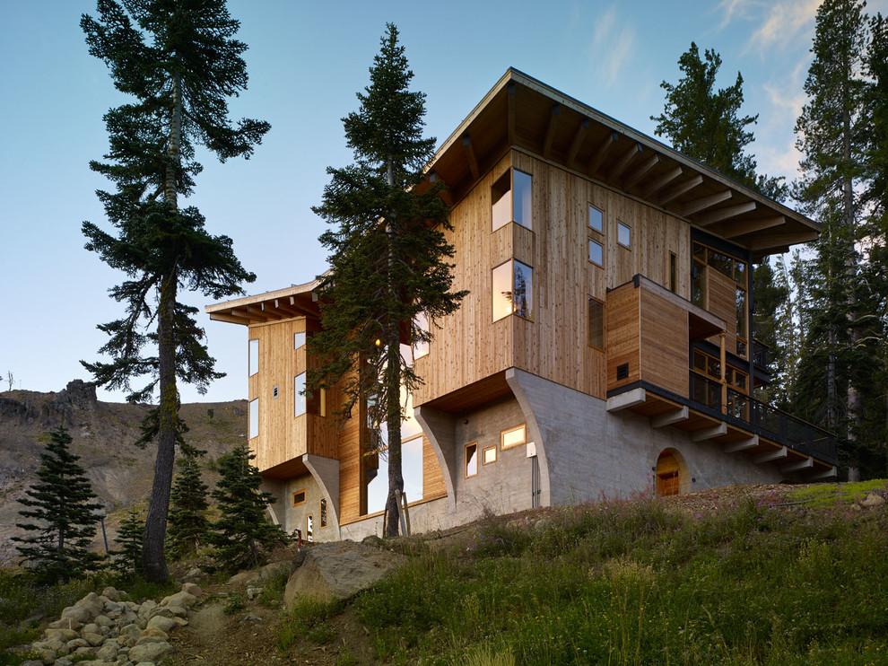 Inspiration pour une très grande façade de maison chalet en bois à deux étages et plus.
