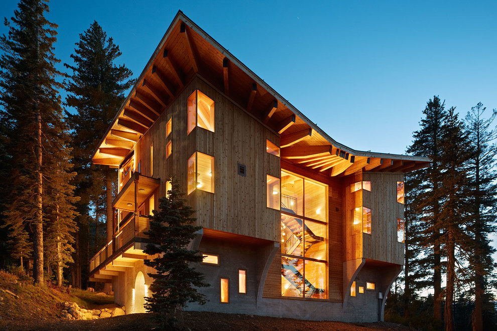 Exemple d'une très grande façade de maison montagne en bois à deux étages et plus.