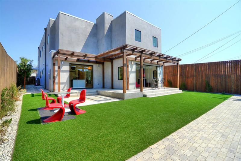 Diseño de fachada de casa gris minimalista grande de dos plantas con revestimiento de hormigón y tejado plano