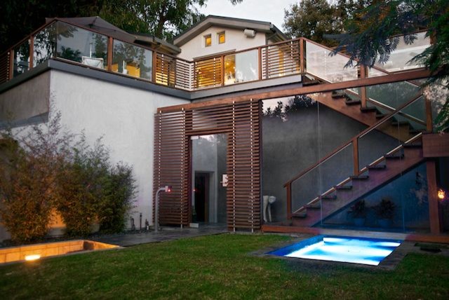 ロサンゼルスにあるラグジュアリーなモダンスタイルのおしゃれな家の外観 (混合材サイディング) の写真