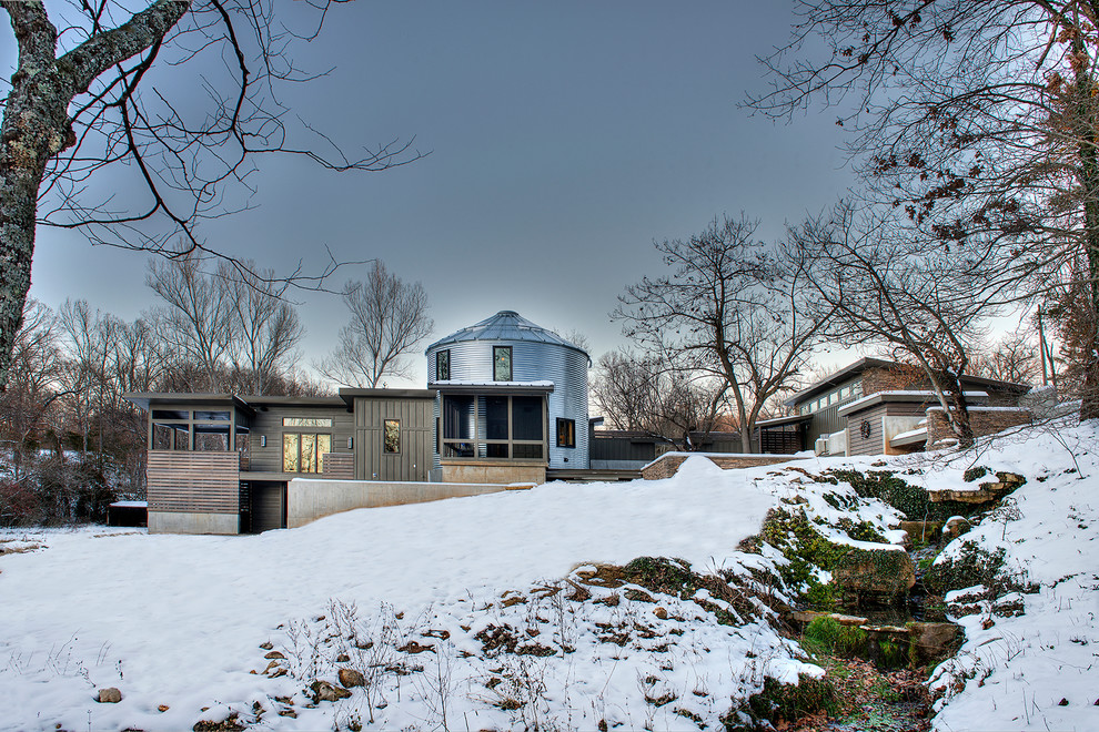 На фото: дом в современном стиле с облицовкой из металла