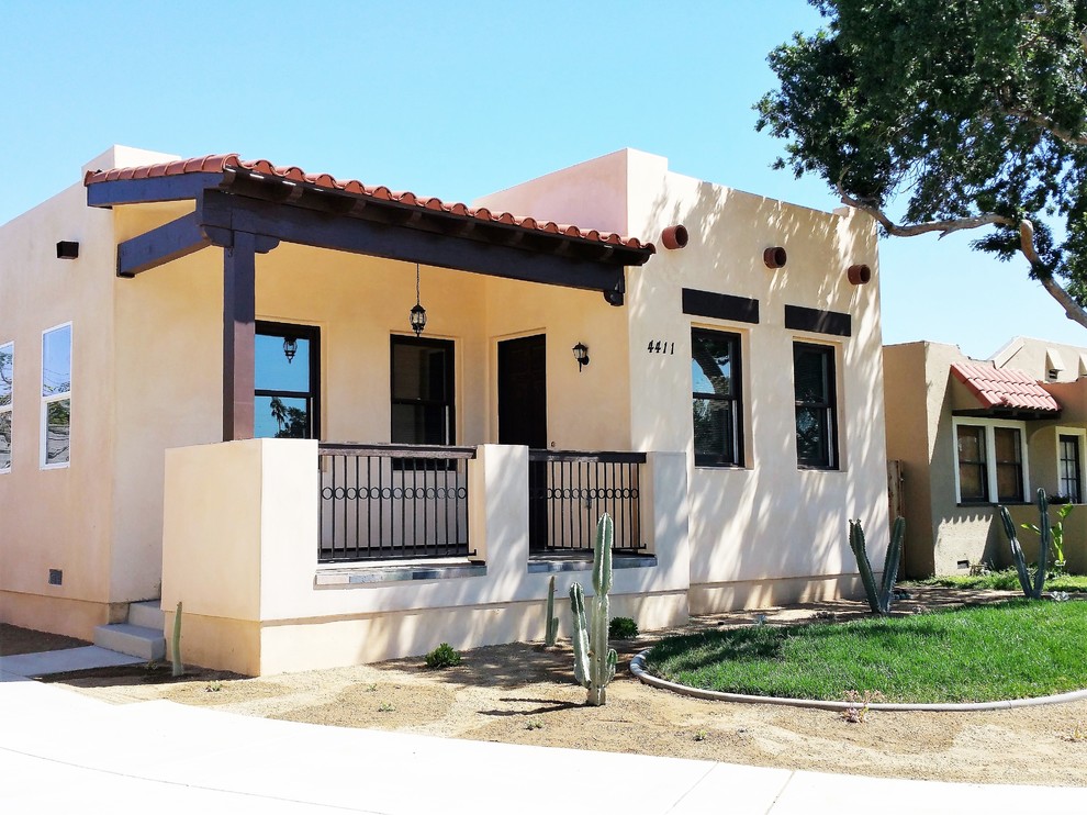 Kleines, Einstöckiges Mediterranes Einfamilienhaus mit beiger Fassadenfarbe, Flachdach und Misch-Dachdeckung in Los Angeles