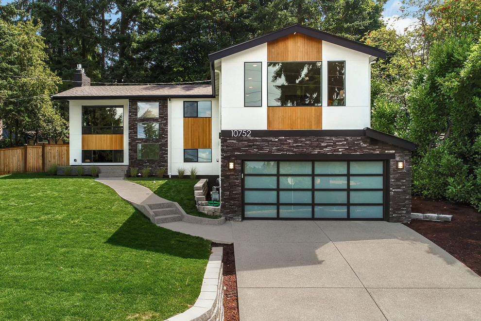 Ejemplo de fachada de casa blanca minimalista de tamaño medio a niveles con revestimientos combinados y tejado de varios materiales