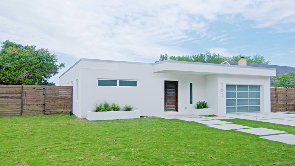 Idées déco pour une façade de maison blanche contemporaine en stuc de taille moyenne et de plain-pied avec un toit plat.